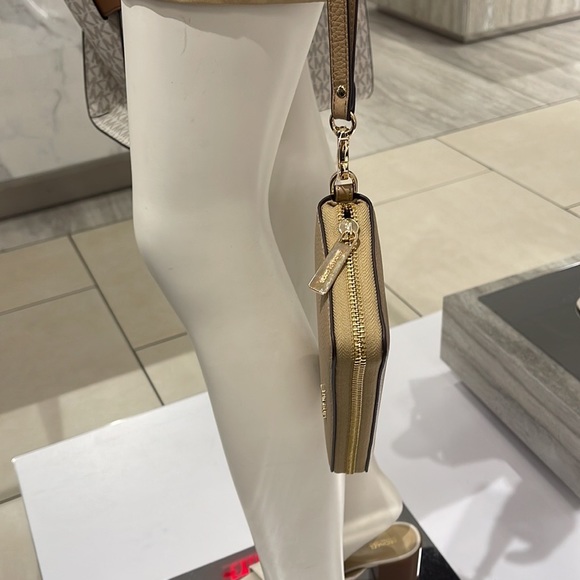 MICHAEL KORS LARGE TRAVEL CONTINENTAL WRISTLET WALLET PHONEHOLDER  
CAMEL - Picture 6 of 16